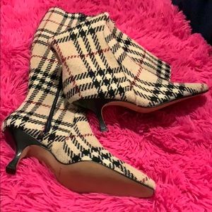 NEW AUTH BURBERRY BOOTS SIZE 4.5
